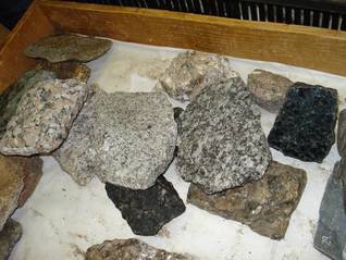 zleva granit - granodiorit - diorit - gabro